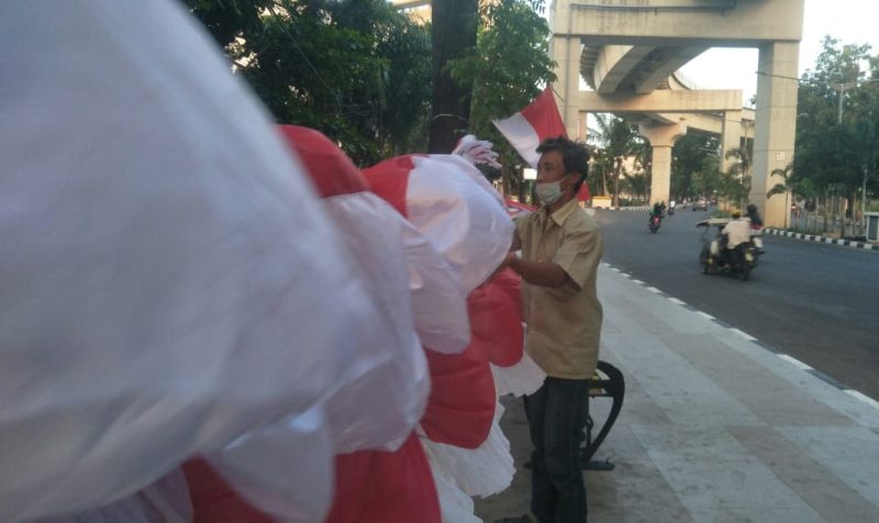 Ahmad Sofian (62) warga Lorong Majapahit RT 01 RW 01, Angkatan 45, Kecamatan Ilir Barat I, yang menjajakan dagangannya di pusat Kota Palembang.