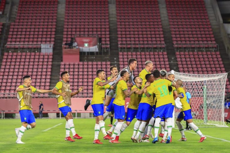 Tim Brasil selebrasi usai menang adu penalti pada babak semifinal cabang olah raga sepak bola pada Olimpiade Tokyo 2020 Selasa (3/8) sore