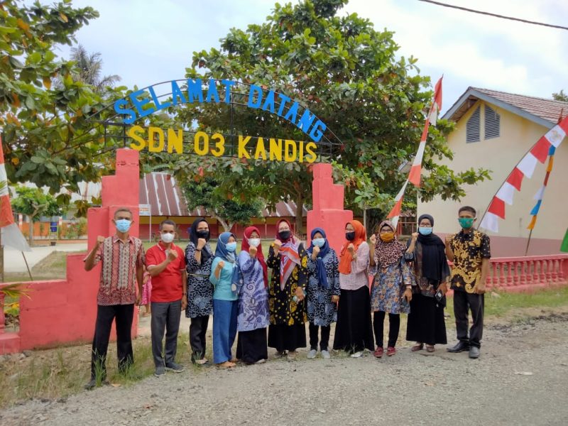 ekolah Dasar Negeri (SDN) 03 Kandis, Kecamatan Kandis, Kabuapten Ogan Ilir mempercantik sekolah dengan mengibarkan bendera Merah Putih beserta umbul umbul jelang hari kemerdekaan 17 Agustus.