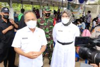 Sekretaris Daerah Muba Drs H Apriyadi MSi didampingi Kepala Dinas Kesehatan dr Azmi Dariusmansyah MARS, Kepala Dinas Perdagangan dan Perindustrian Azizah SSos MT serta Tim Satgas dari BPBD Muba, Kapolsek Sekayu M Akib, Koramil Sekayu, Sat Pol PP Muba, Camat Sekayu diwakili Sekcam, Kepala Puskesmas Lumpatan Lismawati dan Kepala UPTD Pasar Yustika meninjau pedagang dan pengunjung Pasar Randik melaksanakan swab antigen dan vaksinasi COVID-19, Kamis (5/8/2021)