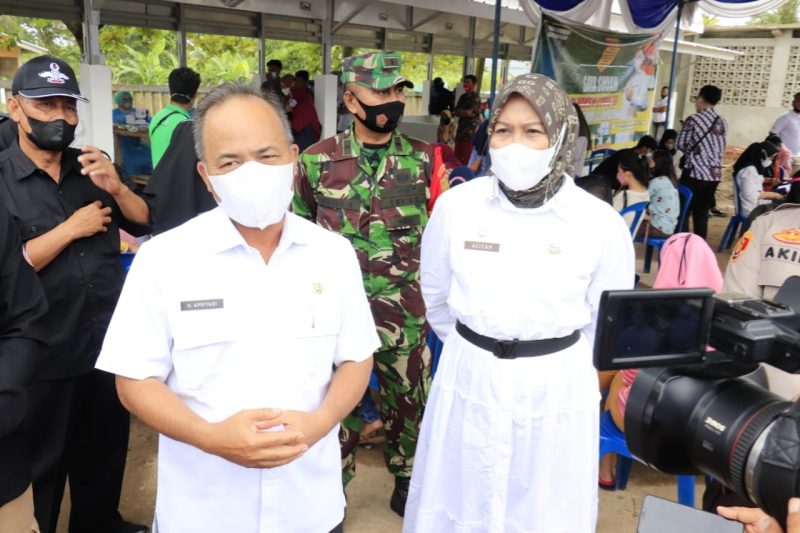 Sekretaris Daerah Muba Drs H Apriyadi MSi didampingi Kepala Dinas Kesehatan dr Azmi Dariusmansyah MARS, Kepala Dinas Perdagangan dan Perindustrian Azizah SSos MT serta Tim Satgas dari BPBD Muba, Kapolsek Sekayu M Akib, Koramil Sekayu, Sat Pol PP Muba, Camat Sekayu diwakili Sekcam, Kepala Puskesmas Lumpatan Lismawati dan Kepala UPTD Pasar Yustika meninjau pedagang dan pengunjung Pasar Randik melaksanakan swab antigen dan vaksinasi COVID-19, Kamis (5/8/2021)