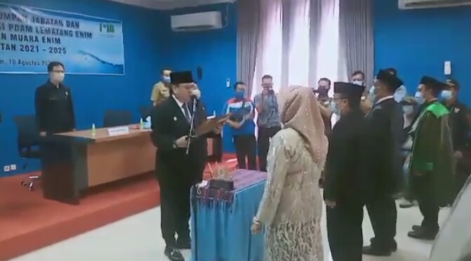Pj Bupati Muara Enim H Nasrun Umar (HNU) secara resmi melantik Direksi Perusahaan Daerah Air Minum (PDAM) Lematang Enim (Direktur Utama Sartono, Direktur Teknik Subroto dan Direktur Umum Wahyu Ningsih) di Aula Kantor PDAM Lematang Enim, Selasa siang (10/08).