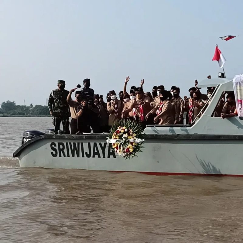 Lanal Palembang bersama Kwarda Sumsel dan Saka Bahari tabur bunga di Sungai Musi , Rabu (11/8) untuk memperingati HUT ke-60 Bhayangkara
