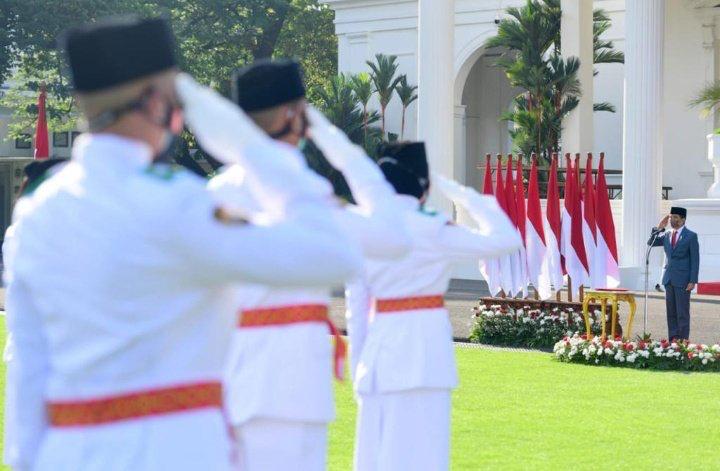Pasukan Pengibar Bendera Pusaka (Paskibraka) Nasional 2021 secara resmi dikukuhkan oleh Presiden Joko Widodo (Jokowi) di halaman depan Istana Merdeka, Kamis (12/8) sore