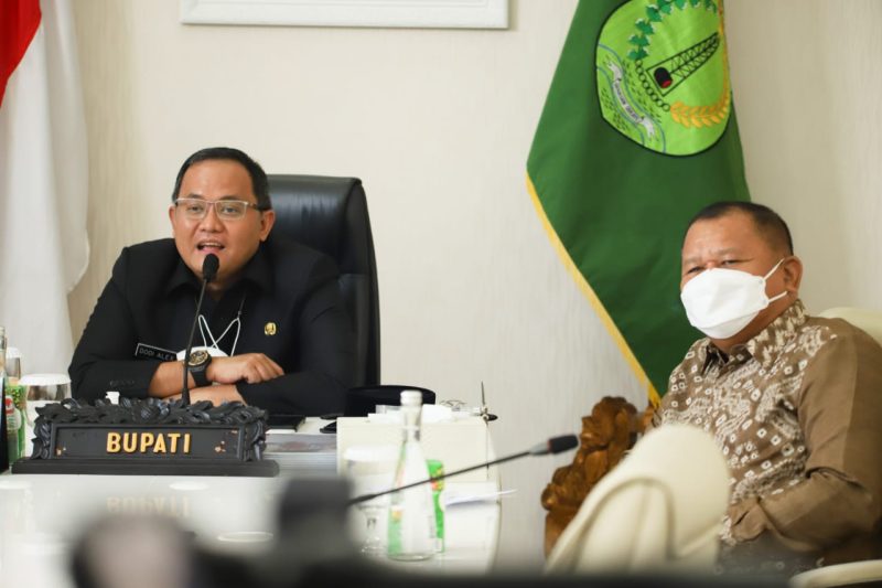 Bupati Muba Dr H Dodi Reza Alex Noerdin saat membuka perlombaan secara virtual di Guest House Griya Bumi Serasan Sekate, Jumat (13/8/2021)