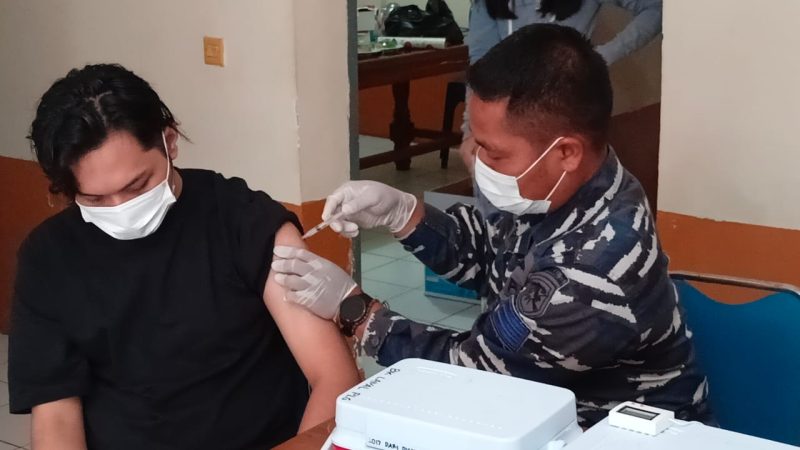 Vaksinasi COVID-19 dosis ke-2 di BK Lanal Palembang, Jumat (13/8)