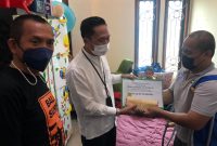 Sekretaris Daerah Kota Palembang, Drs Ratu Dewa Msi, Jumat (13/8/2021) menyerahkan bantuan kepada keluarga Gendhis Woro