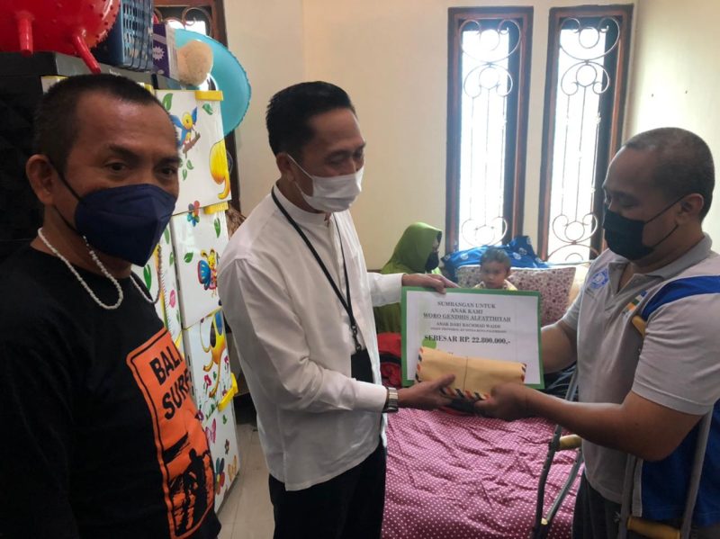 Sekretaris Daerah Kota Palembang, Drs Ratu Dewa Msi, Jumat (13/8/2021) menyerahkan bantuan kepada keluarga Gendhis Woro