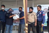 Jeep Prabumulih Comunity (JPC) memberikan paket sembako pada jurnalis terdampak COVID-19