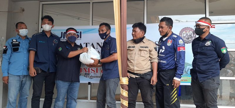 Jeep Prabumulih Comunity (JPC) memberikan paket sembako pada jurnalis terdampak COVID-19