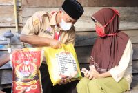 Ketua Kwartir Cabang Kabupaten Musi Banyuasin, H Apriyadi membagikan paket sembako ke pada pengurus Pramuka dan masyarakat yang terdampak PPKM