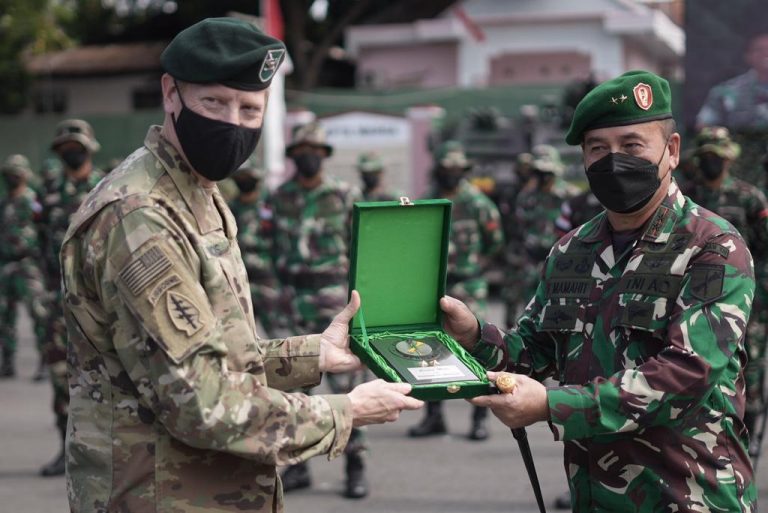 Wakasad Letjen TNI Bakti Fadjari SIP MSi bersama Commander of 25th Inf Div US Army Major General Joseph A Ryan 