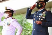 Komandan Pangkalan TNI Angkatan Laut (Danlanal) Palembang Kolonel Laut (P) Filda Malari CTMP menghadiri Upacara Pengibaran Bendera Merah Putih dalam rangka HUT Kemerdekaan RI ke-76 bertempat di Halaman Griya Agung Palembang, Selasa (17/08/2021).