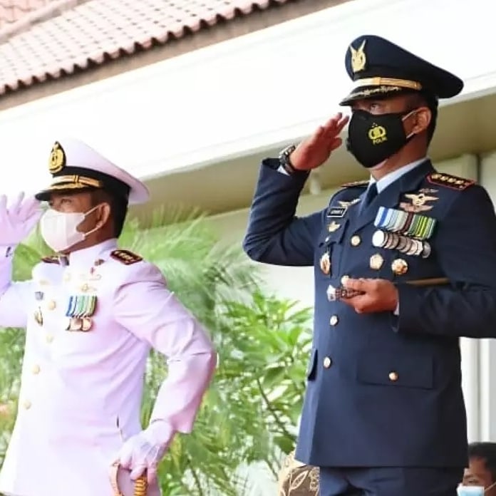 Komandan Pangkalan TNI Angkatan Laut (Danlanal) Palembang Kolonel Laut (P) Filda Malari CTMP menghadiri Upacara Pengibaran Bendera Merah Putih dalam rangka HUT Kemerdekaan RI ke-76 bertempat di Halaman Griya Agung Palembang, Selasa (17/08/2021).