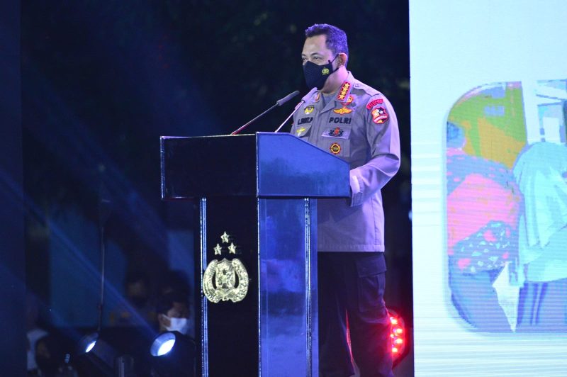 Kapolri Jenderal Listyo Sigit Prabowo bersama Panglima TNI Marsekal Hadi Tjahjanto, dan Menteri Kesehatan (Menkes) Budi Gunadi Sadikin saat menghadiri kegiatan 'Malam Apresiasi Relawan Vaksinasi Merdeka' di Polda Metro Jaya, Selasa (17/8/2021).