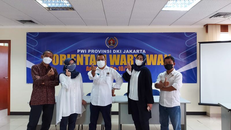 Pengurus PWI Jaya berfoto bersama Venny dan Caca dari Diskominfotik DKI Jakarta usai rapat persiapan Anugerah Jurnalistik Mohammad Husni Thamrin ke-47 tahun 2021