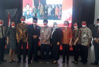 Kadisdik Sumsel Riza Fahlevi pose bersama kedua putra terbaik Sumsel, Dr Khifzon Azwar MD MRes  dan Yudistira Virgus PhD