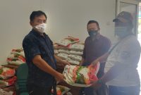 Wartawan di Musi Banyuasin terdampak COVID-19 saat menerima bantuan beras dari Pemkab Muba
