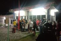 Masyarakat yang ingin membeli gas melon elpiji harus mengantri dan membawa kartu keluarga beserta KTP