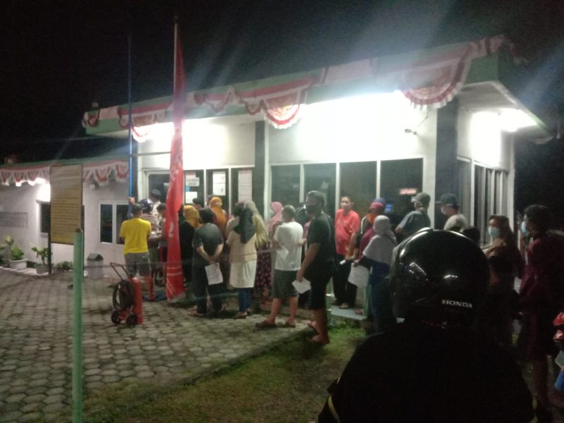 Masyarakat yang ingin membeli gas melon elpiji harus mengantri dan membawa kartu keluarga beserta KTP