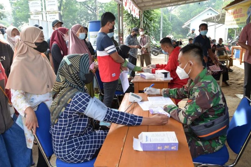 Masyarakat Antusias Dapatkan Vaksin di Lanud Suryadarma