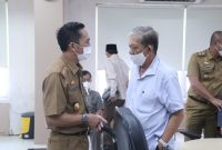 Sekretaris Daerah kota Palembang, Ratu Dewa saat menghadiri langsung rapat pembahasan paparan usulan kegiatan prioritas OPD Tahun Anggaran 2022 di beberapa bidang, yakni Bidang Infrastruktur Wilayah, Bidang Perekonomian Sumber Daya Alam dan Sosial serta Bidang Perekonomian Sumber Daya Alam dan Sosial, Senin (23/8).