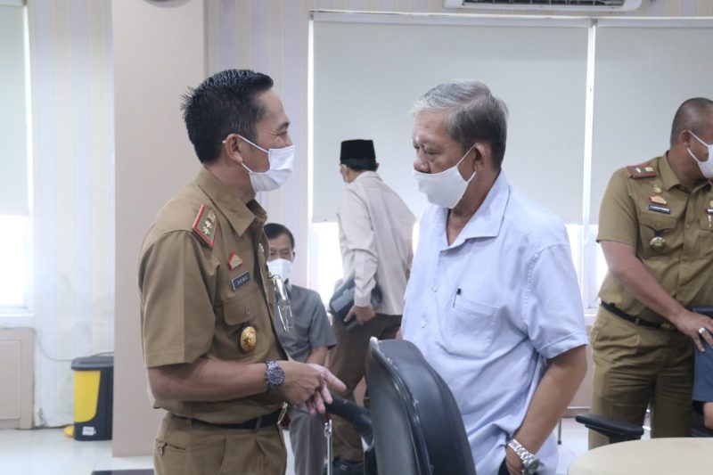 Sekretaris Daerah kota Palembang, Ratu Dewa saat menghadiri langsung rapat pembahasan paparan usulan kegiatan prioritas OPD Tahun Anggaran 2022 di beberapa bidang, yakni Bidang Infrastruktur Wilayah, Bidang Perekonomian Sumber Daya Alam dan Sosial serta Bidang Perekonomian Sumber Daya Alam dan Sosial, Senin (23/8).