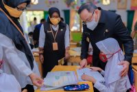 Bupati Musi Banyuasin Dr Dodi Reza Alex Noerdin Lic Econ MBA langsung melakukan pemantauan proses PTM terbatas di beberapa SD-SMP di kota Sekayu, di antaranya SMP Negeri 1 dan SD Negeri 3 Sekayu.