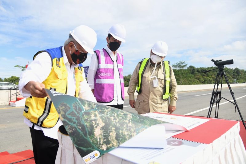 Presiden Joko Widodo meninjau langsung sodetan akses jalan menuju rencana IKN di Provinsi Kalimantan Timur, Selasa (24/08)