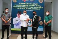 Ketua Kamar Dagang Indonesia (KADIN), Dr Dodi Reza Alex Noerdin Lic Econ MBA,  bersama Organisasi Kepemudaan (OKP) dan mahasiswa mahasiswi di Sumsel gotong royong menyalurkan bantuan untuk warga terdampak COVID-19 di Palembang berupa beras sebanyak satu ton, Kamis (26/8/2021)