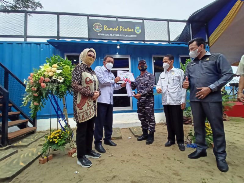 Pangkalan TNI Angkatan Laut (Lanal) Palembang bekerjasama dengan PT Pusri resmikan Rumah Pintar, guna mencerdaskan anak-anak Maritim di pesisir sungai Musi, yang berlokasi di Pos Pengamat AL 1 Ilir Palembang, Jum'at (27/08/2021). (Photo: Suherman)