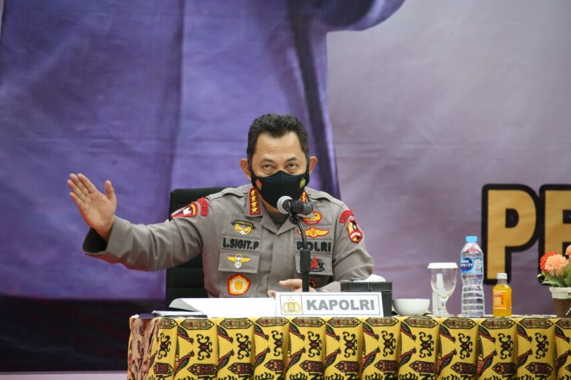 Kapolri Jenderal Listyo Sigit Prabowo meminta untuk menerapkan pendekatan kearifan lokal atau menyesuaikan dengan adat istiadat setempat, guna mengajak warga Papua Barat yang terpapar COVID-19, mau di karantina di lokasi Isolasi Terpusat (Isoter).
