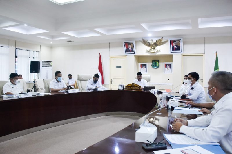 Sekda Drs H Apriyadi MSi merincinya saat memimpin Rapat Koordinasi Rencana Pelaksanaan Aksi Aparatur Sipil
Negara (ASN) Peduli Bencana, bersama seluruh OPD dan Camat, di Ruang Rapat Serasan Sekate Gedung Pemkab Muba, Senin (30/8/2021).