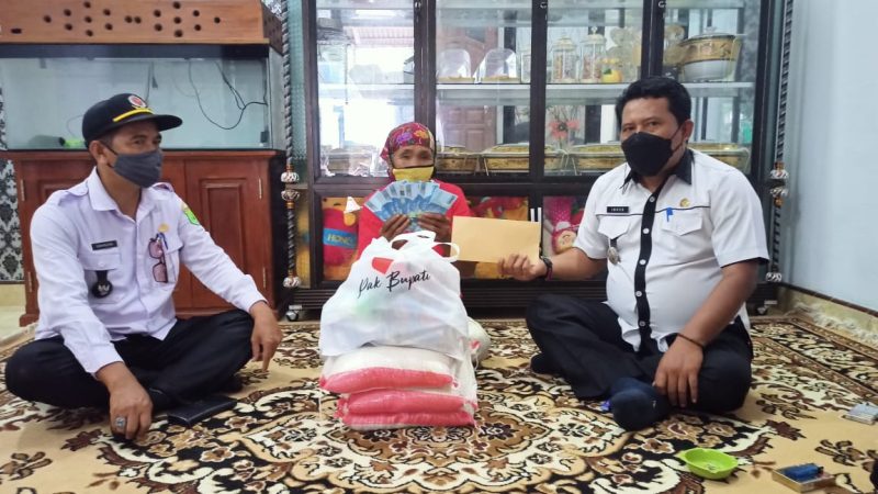 Tangis haru tak tertahankan dari Misyati, Korban Kebakaran di RT 09 Kelurahan Bayung Lencir, Kecamatan Bayung Lencir, usai menerima bantuan dari Bupati Muba, Dr H Dodi Reza Alex Noerdin Lic Econ MBA melalui Camat Bayung Lencir, M Imron SSos MSi, Senin (30/8/21).