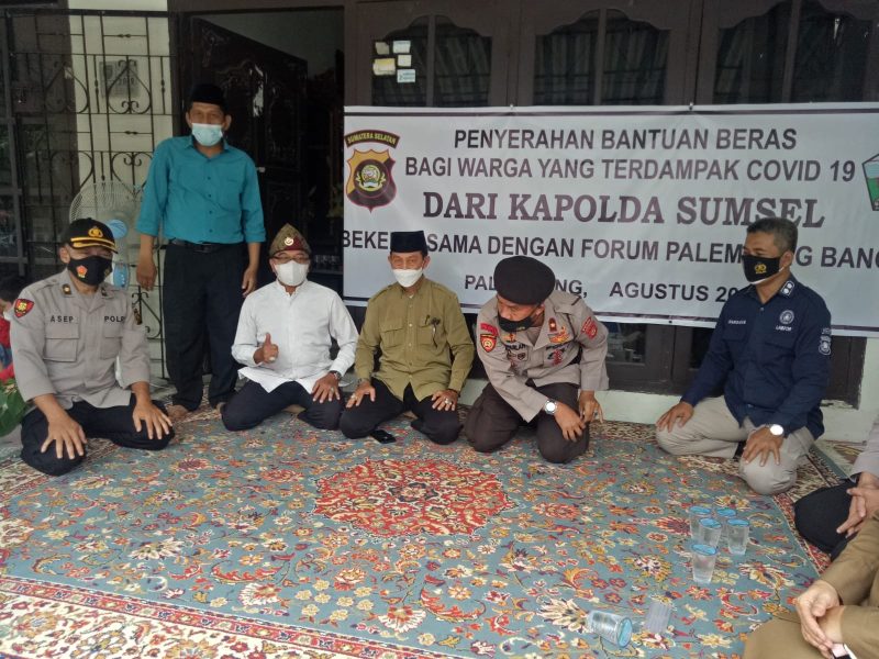 Dengan keprihatinan mendalam itulah Polda Sumsel menyalurkan bantuan satu ton beras bagi warga tak mampu.