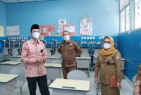 Walikota H Harnojoyo bersama Kadisdik Palembang Ahmad Zulinto meninjau persiapan di SMPN 1 Palembang jelang pemberlakuan PTM pada 6 September.