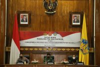 Kapolri Jenderal Listyo Sigit Prabowo bersama Panglima TNI Marsekal Hadi Tjahyanto melakukan rapat dengan Forkopimda Bali