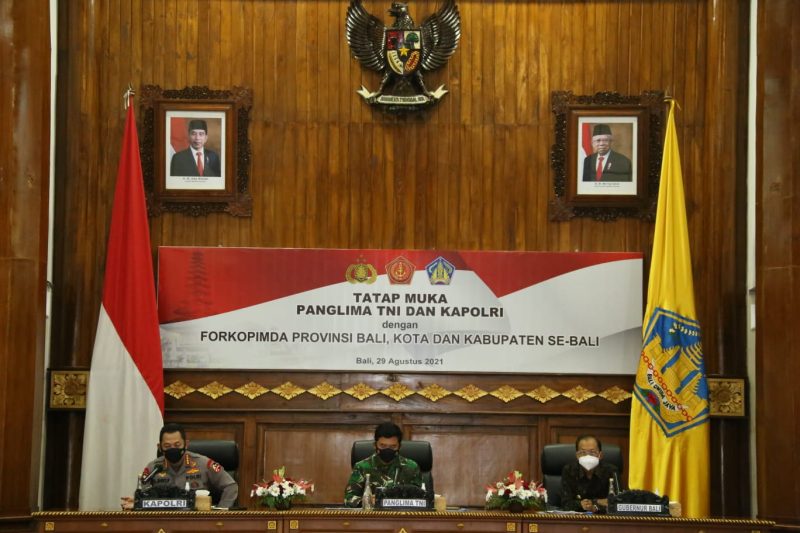 Kapolri Jenderal Listyo Sigit Prabowo bersama Panglima TNI Marsekal Hadi Tjahyanto melakukan rapat dengan Forkopimda Bali