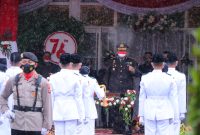 Semangat Dirgahayu Kemerdekaan Republik Indonesia ke 76 diperlihatkan tim Pasukan Pengibar Bendera Pusaka (Paskibraka) bersama Forkopimda Kota Palembang, saat menjalani prosesi akhir dari rangkaian upacara HUT RI di tengah guyuran hujan.