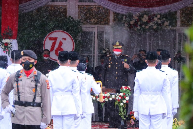 Semangat Dirgahayu Kemerdekaan Republik Indonesia ke 76 diperlihatkan tim Pasukan Pengibar Bendera Pusaka (Paskibraka) bersama Forkopimda Kota Palembang, saat menjalani prosesi akhir dari rangkaian upacara HUT RI di tengah guyuran hujan.