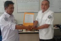 Ketua DPD Organisasi Angkutan Darat Sumatera Selatan (Organda Sumsel) BY Hutagalung memberikan surat keputusan (SK) definitif kepada Ketua DPC Organda Kabupaten Muara Enim Alifarizi ST masa bakti 2021-2026, bertempat di Kantor Organda Sumsel, Senin (2/8/2021).