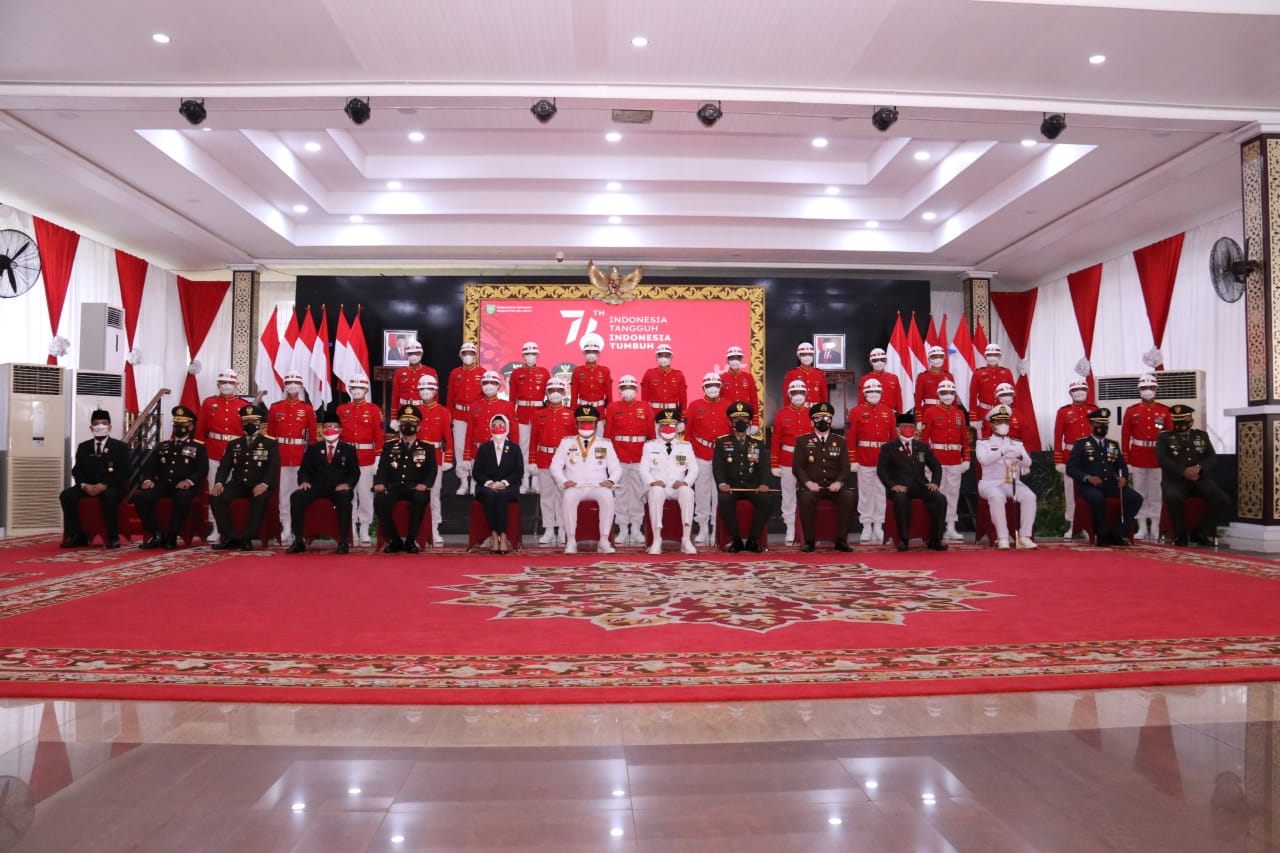 Kapolda Irjen Pol Prof Dr Eko Indra Heri S MM bersama Gubernur H Herman Deru, Wakil Gubernur Sumsel H Mawardi Yahya, Pangdam II Srwijaya Mayjen TNI Agus Suhardi, Ketua DPRD Sumsel RA Anita Noeringhati dan Forkopimda Provinsi Sumsel mengikuti upacara peringatan HUT RI ke 76