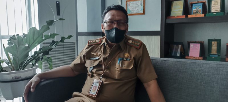 Kepala Dinas PUTR Palembang, Achmad Bastari Yusak saat memberikan keterangan di ruang kerjanya, Senin [27/9]. [Photo: Abror Vandozer]