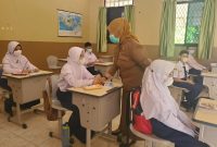 Suasana pembelajaran tatap muka (PTM) terbatas di SMP Negeri 1 Palembang.