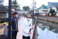 Walikota Palembang, H Harnojoyo meninjau langsung Rertorasi Sekanak Lambidaro Segmen Lebak Cindo, Rabu (1/9/2021).