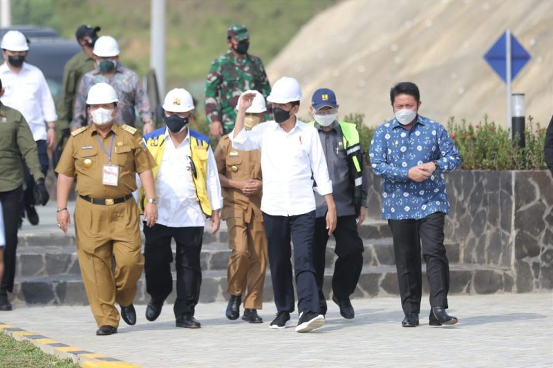 Gubernur Provinsi Sumatera Selatan (Sumsel), H. Herman Deru turut serta mendampingi Presiden RI, Joko Widodo meresmikan Bendungan Way Sekampung, Kabupaten Pringsewu Provinsi Lampung, Kamis (2/9). 