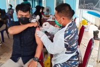 Vaksinasi yang digelar Pangkalan TNI Angkatan Laut (Lanal) Palembang di jalan Mayor Laut Wiratno, Komplek Perumahan Arafuru, diserbu masyarakat maritim.