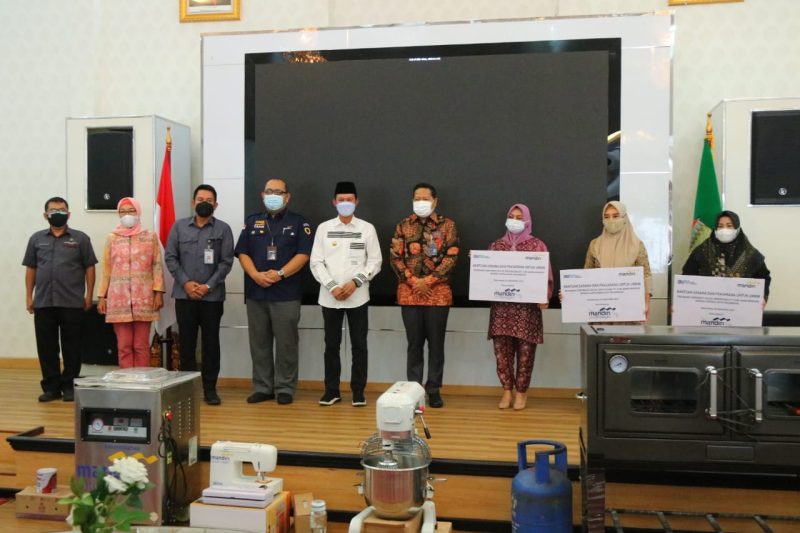 Bantuan corporate sosial responsbility (CSR) terus bergulir, kali Ini PT Bank Mandiri dan PT Propan $areRaya menyerahkan bantuan ke pada Pemerintah Kota Palembang.