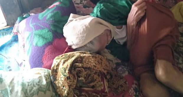 Nenek Ene (85), warga Kampung Klaparea, Kecamatan Nagrak, Kabupaten Sukabumi, Provinsi Jawa Barat, kondisinya sangat memprihatinkan tak tersentuh bantuan Pemerintah. (photo HIlman)