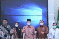 Walikota Palembang H Harnojoyo beserta jajaran menyambut Silaturahmi dan Rapat Kerja Anggota Dewan Perwakilan Rakyat Republik Indonesia Komisi V, Ir H Eddy Santana Putra MT dan Anggota DPR RI Komisi IV, Hj Renny Astuti SPn terkait Rencana Pembangunan tahun 2022 di Rumah Dinas Walikota, jalan Tasik nomor 12 Kota Palembang, Jumat (3/9/2021).